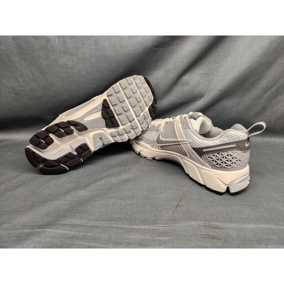 Nike Boys Vomero 5 (GS) Sneakers Mesh Pure Platinum Silver Size 4 NEW NO BOX! - Picture 2 of 11